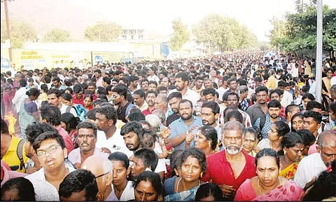 திருவண்ணாமலையில் 2-வது நாளாக ஆயிரக்கணக்கான பக்தர்கள் கிரிவலம்