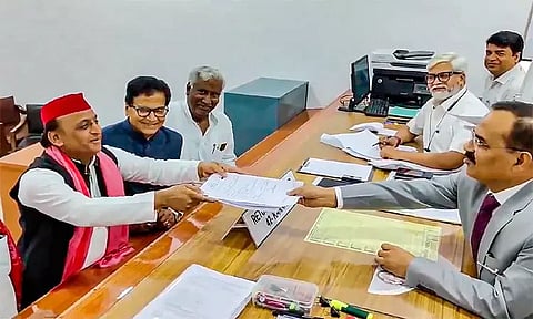 சமாஜ்வாதி கட்சி தலைவர் அகிலேஷ் யாதவ் வேட்புமனு தாக்கல்