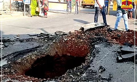 சாலையில் ஏற்பட்ட திடீர் பள்ளம்: திருச்சி - ஸ்ரீரங்கம் இடையே போக்குவரத்து பாதிப்பு