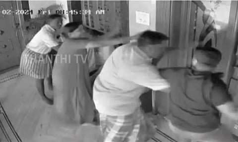 சொத்துக்காக கண்மூடித்தனமாக தந்தையை தாக்கிய மகன் - பதற வைக்கும் சிசிடிவி காட்சி