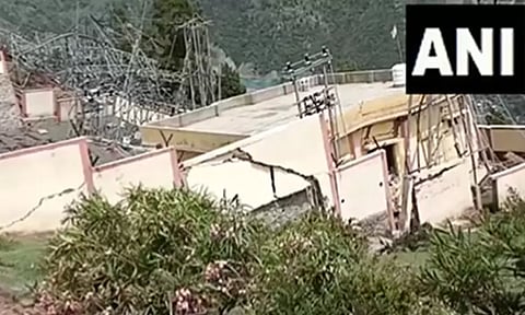 காஷ்மீரில் திடீரென நிலப்பகுதி மூழ்கியது; பயிர்கள், 30 வீடுகள் பாதிப்பு