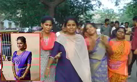 காதல் திருமணம் செய்த இளம்பெண் தற்கொலை... இறப்பில் சந்தேகம் உள்ளதாக கூறி உறவினர்கள் போராட்டம்