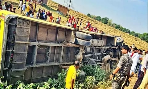 ராஞ்சியில் பள்ளி பஸ் கவிழ்ந்து விபத்து: 15 மாணவர்கள் காயம்