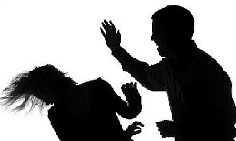 அடி உதை.. சூடு வைத்து சித்ரவதை: தங்கையுடன் போனில் பேசிய பெண்ணுக்கு கணவன் செய்த கொடுமை