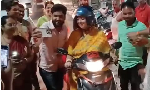 ஸ்கூட்டரில் சென்று பிரசாரத்தில் ஈடுபட்ட மத்திய மந்திரி ஸ்மிருதி இரானி