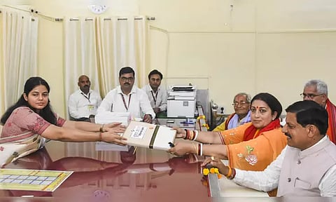 அமேதி தொகுதியில் ஸ்மிருதி இரானி வேட்புமனு தாக்கல்