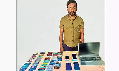 ஏ.டி.எம். கார்டுகள் மூலம் நூதன மோசடி: முன்னாள் வங்கி ஊழியர் கைது