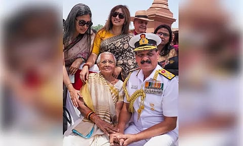 கடற்படைத் தளபதியாக தினேஷ் குமார் திரிபாதி பொறுப்பேற்பு