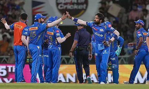 பாண்ட்யாவுக்கு மட்டுமல்ல மொத்த மும்பை அணிக்கே அபராதம் விதித்த ஐ.பி.எல். நிர்வாகம்...காரணம் என்ன..?