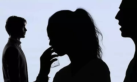 கொழுந்தியாளுடன் கள்ளக்காதல்: மருந்து விற்பனை பிரதிநிதி கல்லால் அடித்துக்கொலை - பெங்களூருவில் பரபரப்பு