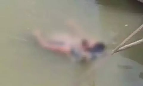 பாம்பின் விஷம் நீங்க கங்கையில் மிதக்கவிடப்பட்ட இளைஞர் - மூடநம்பிக்கையால் பறிபோன உயிர்