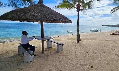 மொரீஷியசில் இளையராஜா - வைரலாகும் புகைப்படம்