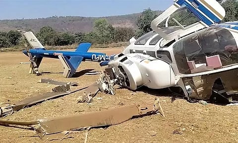 தரையிறங்கியபோது கவிழ்ந்து விபத்துக்குள்ளான ஹெலிகாப்டர்: விமானி படுகாயம்