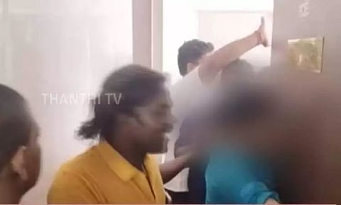 சிகிச்சைக்கு வந்த பெண்ணிடம் அத்துமீறல்... டாக்டரை புரட்டி எடுத்த உறவினர்கள்