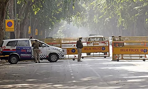 டெல்லி: சொகுசு காரில் பதுக்கிய ரூ.2 கோடி; இரவிலும் தொடர்ந்த பணம் எண்ணும் பணி