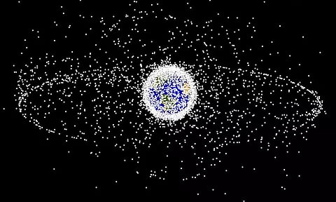 விண்வெளி கழிவுகளை காண்பிக்கும் படம்