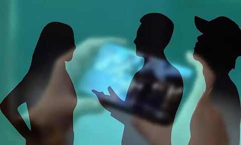 உல்லாசத்துக்கு வர மறுத்த கள்ளக்காதலி: ஆத்திரத்தில் ஆபாச வீடியோவை அனுப்பிய வங்கி ஊழியர் - அதிர்ச்சி அடைந்த கணவர்