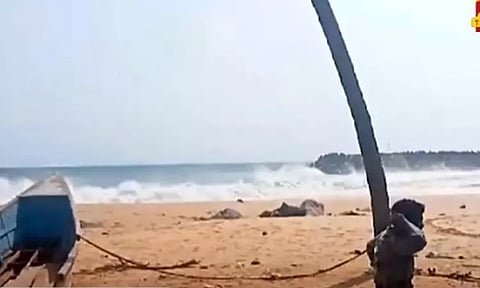 ராட்சத அலையில் இழுத்து செல்லப்பட்ட சிறுமி மாயம்