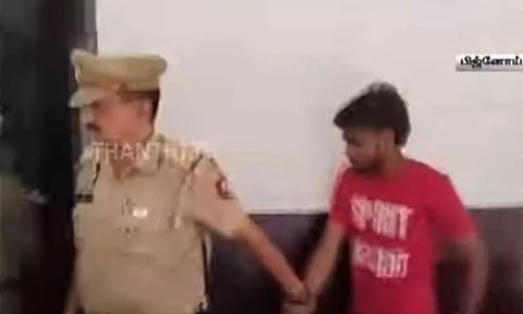 காதலை ஏற்க மறுத்ததால் ஆசிரியையை துப்பாக்கியால் சுட்ட மாணவன் - அதிர்ச்சி சம்பவம்