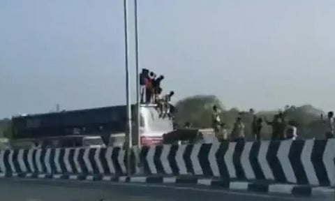 சென்னையில் மாநகர பேருந்தின் மேற்கூரையில் ஏறி மாணவர்கள் அட்டகாசம்