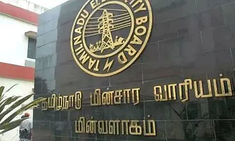 வேகத்தடைகளுக்கு அருகே மின்கம்பங்களை அமைக்க வேண்டாம் - அதிகாரிகளுக்கு மின்சார வாரியம் உத்தரவு