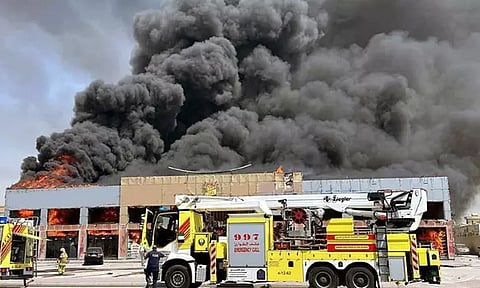 பேச மறுத்த காதலியை குத்திக்கொலை செய்து சூப்பர் மார்க்கெட்டுக்கு தீ வைத்த காதலன் கைது