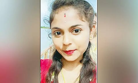 செல்போன் பார்க்காதே.. புத்தகத்தை எடுத்து படி என கண்டித்த பெற்றோர்: இளம்பெண் தூக்குப்போட்டு தற்கொலை