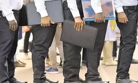 தமிழகத்தில் அரசு வேலைக்காக 53.74 லட்சம் பேர் பதிவு செய்து காத்திருப்பு