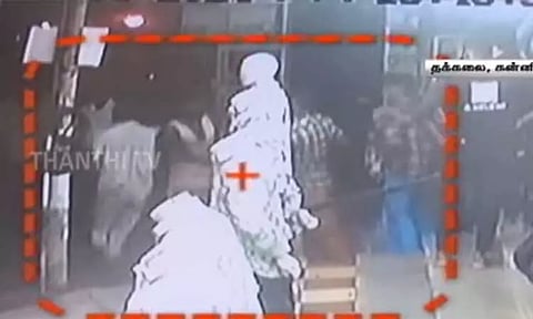 ஒரே பெண்ணை காதலித்த நண்பர்கள்... நடுரோட்டில் மோதிக்கொண்ட சம்பவம்