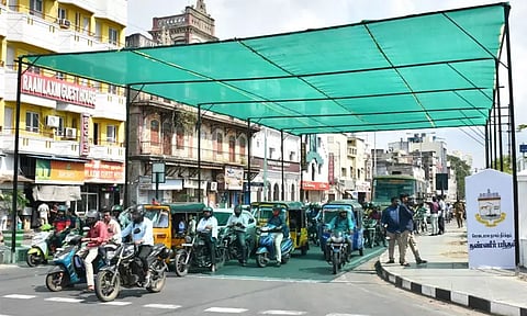 சுட்டெரிக்கும் வெயில்... சென்னையில் வாகன ஓட்டிகளின் வசதிக்காக சிக்னல்களில் பசுமை பந்தல் அமைப்பு