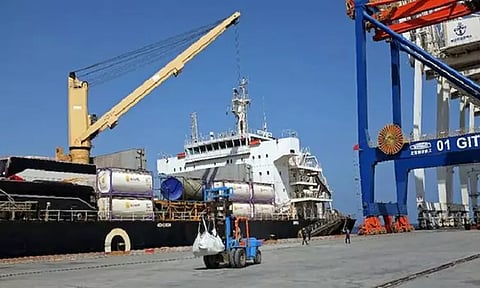 பாகிஸ்தான் குவாடர் துறைமுகத்தில் பயங்கரவாதிகள் துப்பாக்கி சூடு: 7 தொழிலாளர்கள் பலி