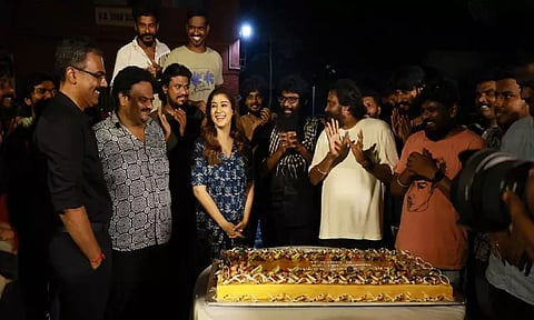 நயன்தாராவின் 'மண்ணாங்கட்டி' படப்பிடிப்பு நிறைவு.. கேக் வெட்டி கொண்டாடிய படக்குழு