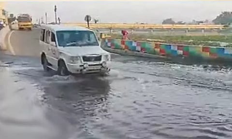 வைகையில் 2-வது நாளாக வெள்ளப்பெருக்கு - இணைப்பு சாலை துண்டிப்பு