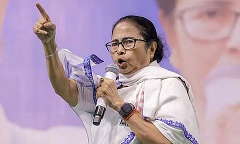 கவர்னர் மாளிகை பெண் ஊழியர் மானபங்கம் தொடர்பான புகாரில் கவர்னர் மீது மத்திய அரசு நடவடிக்கை எடுக்கவில்லை என மம்தா பானர்ஜி குற்றம்சாட்டினார்.