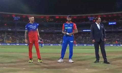 பெங்களூரு அணிக்கு எதிராக டாஸ் வென்ற டெல்லி பந்துவீச்சு தேர்வு