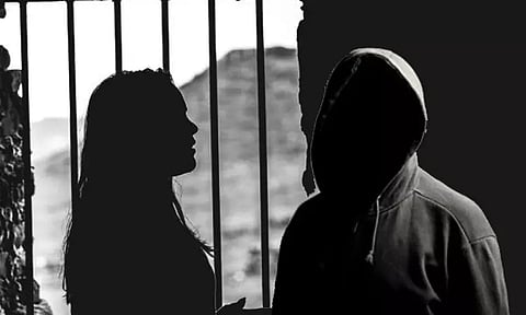 10-ம் வகுப்பு மாணவியை கடத்தி வீட்டில் சிறை வைத்த வாலிபர்... பரபரப்பு தகவல்கள்