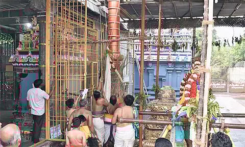 சிங்கிரிகுடியில் பிரசித்தி பெற்ற லட்சுமி நரசிம்மர் கோவிலில் பிரமோற்சவ விழா கொடியேற்றத்துடன் தொடங்கியது.