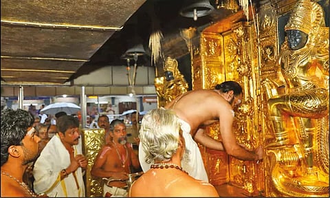 சபரிமலை அய்யப்பன் கோவில் நடை திறப்பு - பக்தர்கள் சாமி தரிசனம்