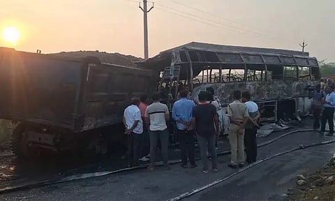 லாரி மீது மோதி தீப்பற்றி எரிந்த பஸ்: 6 பேர் உடல்கருகி பலி