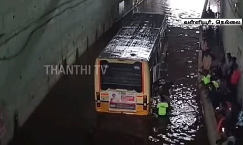 நெல்லையில் கனமழை; ரெயில்வே தரைப்பாலத்தில் பயணிகளுடன் சிக்கிய அரசுப் பேருந்து