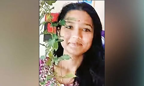 வீட்டு கழிவறையில் கழுத்து அறுக்கப்பட்ட நிலையில் கல்லூரி மாணவி மர்மசாவு