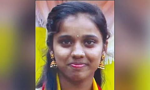 விடுதியில் என்ஜினீயரிங் மாணவி தூக்குப்போட்டு தற்கொலை: கல்லூரி நிர்வாகம் தொல்லை?