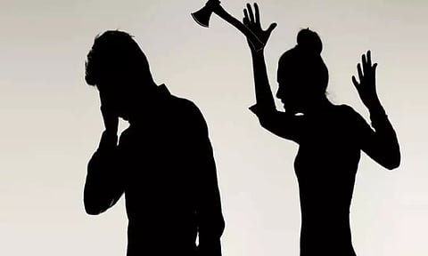 வேறொருவருடன் தொடர்புபடுத்தி பேச்சு: கணவரை கோடரியால் வெட்டி கொன்ற மனைவி