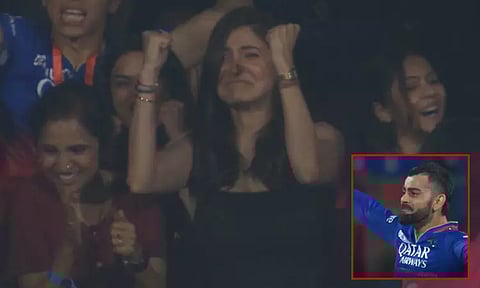 ஐ.பி.எல்.; பெங்களூரு வெற்றியால் உணர்ச்சிவசப்பட்ட கோலி, அனுஷ்கா: வைரலான வீடியோ