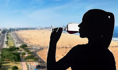 மெரினா கடற்கரையில் இளைஞர்களோடு சேர்ந்து மது அருந்திய இளம்பெண்