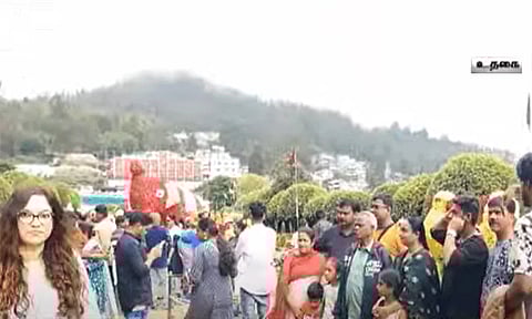 ஊட்டி ரோஜா கண்காட்சி இன்றுடன் நிறைவு - ஆர்வத்துடன் குவியும் சுற்றுலா பயணிகள்