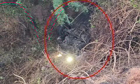 20 அடி பள்ளத்தில் கார் கவிழ்ந்து பெண் உயிரிழப்பு- 2 பேர் படுகாயம்