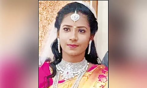 காதல் திருமணம்... சீர்வரிசை கொடுமை... அக்காவின் திருமணத்தன்று தங்கை மர்ம சாவு