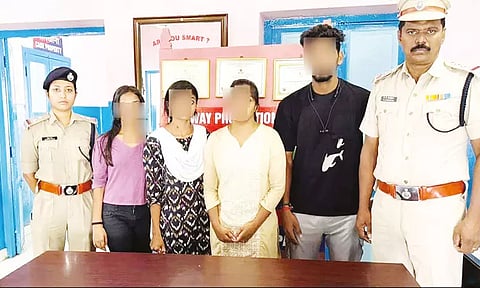 ரெயில் நிலையத்தில் நடனமாடி ரீல்ஸ் வெளியிட்ட இளம்பெண்கள் கைது