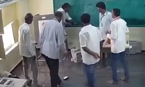 வாக்குப்பதிவு எந்திரங்களை அடித்து நொறுக்கிய ஆந்திர எம்.எல்.ஏ. - கைது செய்ய தேர்தல் கமிஷன் உத்தரவு